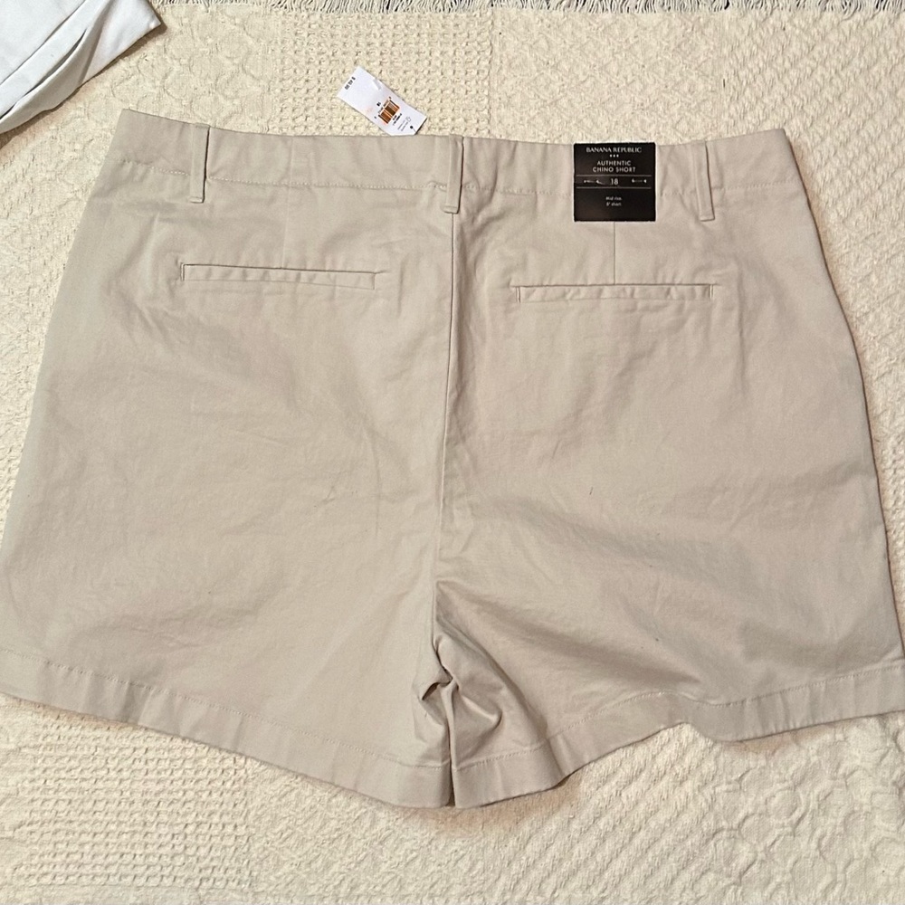-Khaki Banana Republic shorts. Size 18